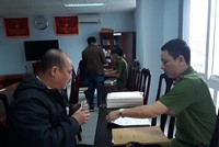 Ông Trương Thanh Tùng (bìa trái), Phó trưởng ban Ban giải tỏa đền bù các dự án đầu tư xây dựng số 2 ẢNH: NGUYỄN TÚ