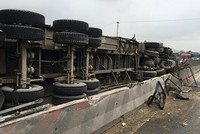Xe đầu kéo cày hỏng dải phân cách. Ảnh: Lam Sơn.
