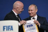 Tổng thống Nga Putin (phải) và Chủ tịch FIFA Gianni Infantino tại Đại hội FIFA ở Moskva ngày 13/6. Ảnh: AFP.
