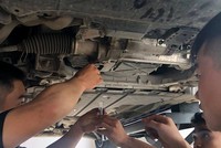 Kiểm tra dầu vi sai cầu trước tại Hà Nội. Ảnh: Nguyễn Phan Anh.