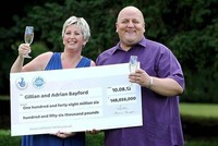 Vợ chồng Gillian và Adrian Bayford khi đi nhận giải độc đắc và chưa ly dị. (Nguồn: Daily Express).