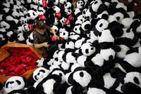 Công nhân trong một nhà máy đồ chơi ở Giang Tô, Trung Quốc. Ảnh: CNN.