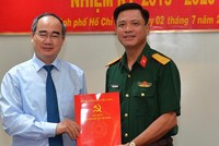 Bí thư Thành ủy TP.HCM Nguyễn Thiện Nhân trao quyết định cho Đại tá Nguyễn Trường Thắng.