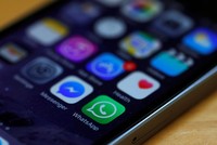 Facebook sẽ phải thiết kế lại cách làm việc cho Messenger và WhatsApp trên iOS Ảnh: Reuters.