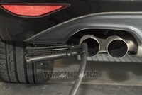 Thiết bị đo độ phát thải được lắp đặt trong ống xả của xe hơi do Tập đoàn Volkswagen sản xuất tại Ludwigsburg, Đức. Ảnh tư liệu: AFP/TTXVN.