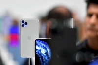 iPhone 11 Pro Max bị cắt giảm đơn đặt hàng vì khách hàng…’chuộng’ iPhone 11 hơn Ảnh: AFP.