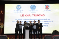Lãnh đạo các đơn vị cùng khai trương hệ thống.