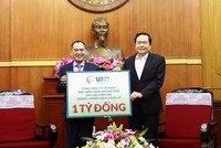 Ông Trần Trọng Dũng - Tổng Giám đốc VNI trao ủng hộ 1 tỷ đồng công tác phòng chống dịch Covid.