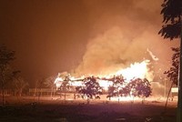 Nhà rông văn hóa trung tâm huyện Đăk Tô bị cháy. (Nguồn: Báo Kon Tum).
