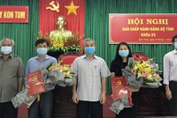 Lãnh đạo tỉnh Kon Tum trao quyết định và chúc mừng các cán bộ được chỉ định làm Ủy viên Ban Chấp hành Đảng bộ tỉnh.