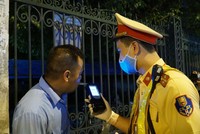 Lực lượng chức năng thổi nồng độ cồn tài xế H. (SN 1979). Người đàn ông này bị phạt 35 triệu đồng, tạm giữ phương tiện 7 ngày và bị tước quyền sử dụng giấy phép lái xe 23 tháng, do vi phạm nồng độ cồn 1,030 mg/lít khí thở.