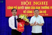 Ông Nguyễn Xuân Trường (người cầm hoa) - tân Chủ tịch UBND huyện Yên Bình .