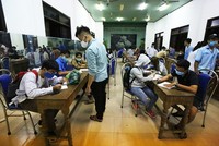 Người dân khai báo y tế ở trạm kiểm soát Phú Bài.