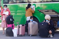 Người dân làm tờ khai y tế trước khi rời Đà Nẵng.
