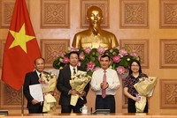 Phó Bí thư Đảng ủy, Phó Chủ nhiệm Văn phòng Chính phủ Nguyễn Xuân Thành trao quyết định và chúc mừng các cán bộ được bổ nhiệm chức vụ mới.