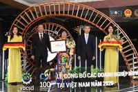 Bà Lê Thị Minh Thảo, PTGĐ Tập đoàn Phenikaa, nhận giải thưởng Top 100 DN phát triển bền vững 2020.