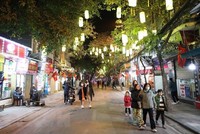 Người dân trải nghiệm phố đi bộ mới được mở rộng. (Ảnh: Thanh Tùng/TTXVN).