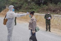 Các công dân Việt Nam nhập cảnh trái phép được kiểm tra y tế. (Ảnh: Quang Duy/TTXVN).