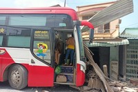 Xe khách tông sập mái hiên nhà dân, khiến một người phụ nữ đang nấu ăn trong nhà bị thương.