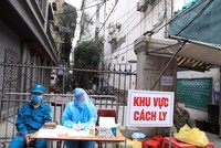 Lực lượng chức năng tiến hành phong toả nơi ở của bệnh nhân 2234. (Ảnh: Minh Đức/TTXVN).
