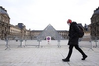 Cảnh vắng vẻ ở thủ đô Paris, Pháp khi lệnh hạn chế được ban hành nhằm ngăn dịch COVID-19 lây lan, ngày 19/2/2021. (Ảnh: THX/TTXVN).