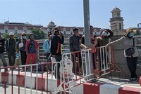 Người dân và công nhân không được phép ra, vào khu vực có ca nhiễm COVID-19. (Ảnh: TTXVN/phát).