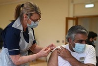 Người dân tiêm vaccine ngừa COVID-19 của AstraZeneca. (Ảnh: AFP/TTXVN).
