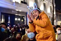 Một bé gái vui mừng trong đêm giao thừa mừng năm mới 2021 (Ảnh: Dân trí).