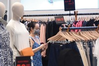 Trong thời dịch bệnh, người dân có xu hướng chi tiêu một cách hợp lý hơn. Ảnh: Dũng Minh.
