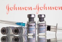 Mỹ dự kiến tạm dừng vaccine ngừa Covid-19 của Johnson & Johnson. (Ảnh: KT).