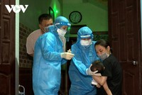 Cán bộ y tế lấy mẫu xét nghiệm cho người dân Hà Nam. (Ảnh: CTV Giang Nam).