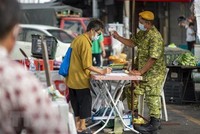Kiểm tra thân nhiệt phòng dịch COVID-19 tại một khu chợ ở Kuala Lumpur, Malaysia, ngày 7/5/2021. (Ảnh: THX/TTXVN)