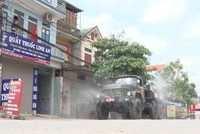Lực lượng quân đội tiến hành phun khử khuẩn đường phố thị xã Mỹ Hào. (Ảnh: Đinh Tuấn/TTXVN).
