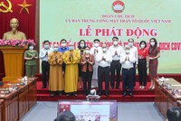 Chủ tịch nước Nguyễn Xuân Phúc chụp ảnh lưu niệm cùng các cơ quan, tổ chức, doanh nghiệp chung tay ủng hộ công tác phòng, chống dịch Covid-19.