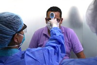 Kiểm tra thân nhiệt ngừa Covid-19 ở Peru. Ảnh: AP.