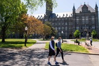 Sinh viên đeo khẩu trang phòng lây nhiễm Covid-19 tại Trường đại học Georgetown ở Washington, DC, Mỹ. Ảnh: Washingtonpost.com.