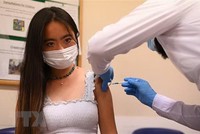 Tiêm vaccine ngừa COVID-19 của hãng Pfizer/BioNTech cho trẻ em tại một trung tâm y tế ở London, Anh. (Ảnh: AFP/TTXVN).