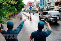 Các lực lượng chức năng hướng dẫn người dân quay đầu xe khi đi vào quận Gò Vấp. (Ảnh: An Hiếu/TTXVN).
