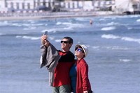 Người dân vui chơi trên bãi biển ở Cagliari, Sardinia, Italy, sau khi các biện pháp phòng chống dịch COVID-19 được nới lỏng. (Ảnh: THX/TTXVN).