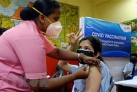 Nhân viên y tế tiêm vaccine ngừa COVID-19 cho người dân tại Kolkata, Ấn Độ. (Ảnh: THX/TTXVN).