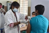 Nhân viên y tế tiêm vaccine ngừa COVID-19 cho người dân tại Hyderabad, Ấn Độ ngày 3/6/2021. (Nguồn: THX/TTXVN).