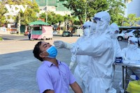 Lấy mẫy test nhanh Covid-19 cho người dân tại thành phố Tuy Hòa, tỉnh Phú Yên.