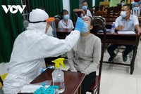 Cán bộ y tế đang lấy mẫu xét nghiệm tại Trung tâm y tế huyện Lắk.