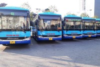 Xe buýt Hà Nội có trợ giá được giảm tần suất chạy dựa trên nhu cầu đi lại của người dân trước ảnh hưởng của dịch COVID-19. (Ảnh: CTV/Vietnam+).