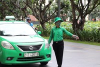 Nhân viên điều phối xe taxi Mai Linh tại TP.HCM thời điểm chưa áp dụng Chỉ thị 16 (Ảnh: Thị Hồng).