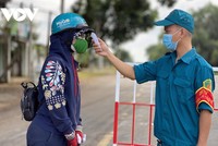 Đo nhiệt độ tại một chốt kiểm soát trên địa bàn.