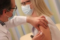 Tiêm vaccine cho người dân Bỉ. (Nguồn: brusselstimes.com).