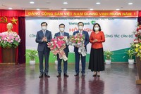 Thống đốc NHNH Nguyễn Thị Hồng (ngoài cùng bên phải) và Bí thư Đảng ủy Khối Doanh nghiệp Trung ương Nguyễn Long Hải (ngoài cùng bên trái) chụp ảnh cùng các nhân sự cấp cao mới của Vietcombank.