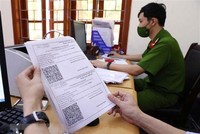 Giấy đi đường có mã nhận diện được lực lượng công an phường Văn Quán, quận Hà Đông đối chiếu và xét duyệt để cấp cho các cá nhân và doanh nghiệp thực hiện dịch vụ công ích thiết yếu trên địa bàn. (Ảnh: Phạm Kiên/TTXVN).