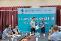 Ông Lê Minh Tân - Chủ tịch HĐQT trao quyết định bổ nhiệm Phó tổng giám đốc.